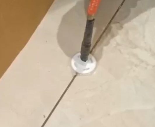 松北瓷砖空鼓维修公司专业解答瓷砖在铺贴过程中，如果没有涂抹均匀到位的粘结材料（如水泥砂浆或瓷砖胶），可能会导致以下问题